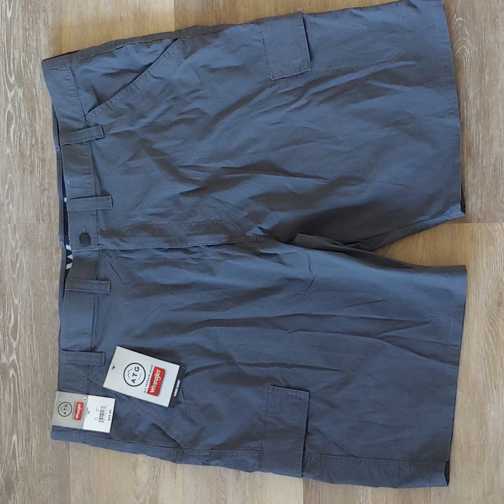 NWT Wrangler ATG All Terrain Gear Cargo Shorts Grey Size 44